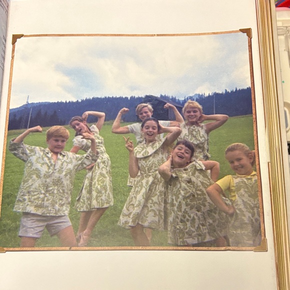 The Sound of Music Family Scrapbook - 2011 By Fred Bronson (SEVENOAKS) - Picture 10 of 16